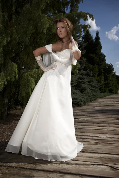 Lady in bridal gown posing on outdoor — Stock Photo, Image