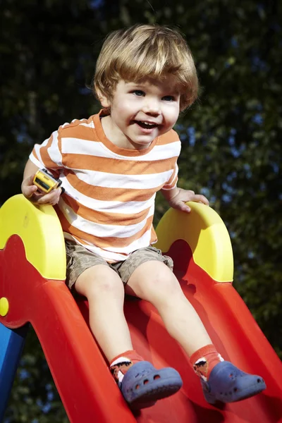 Menino brincando perto de casa no jardim — Fotografia de Stock