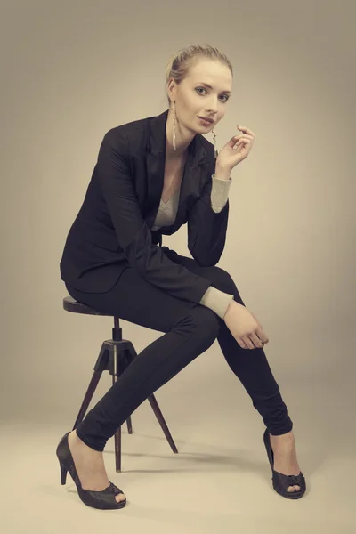 Dame Modell sitzt auf Stuhl — Stockfoto