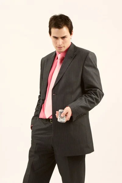 Uomo in giacca e cravatta con telecomando — Foto Stock
