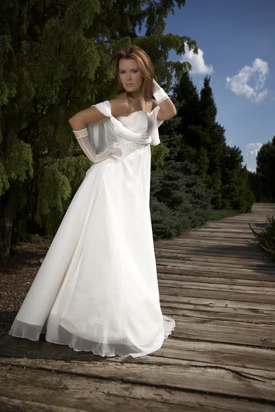 Lady in bridal gown posing on outdoor — Stock Photo, Image