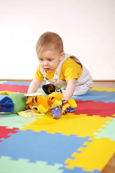 Menino brincando interior — Fotografia de Stock