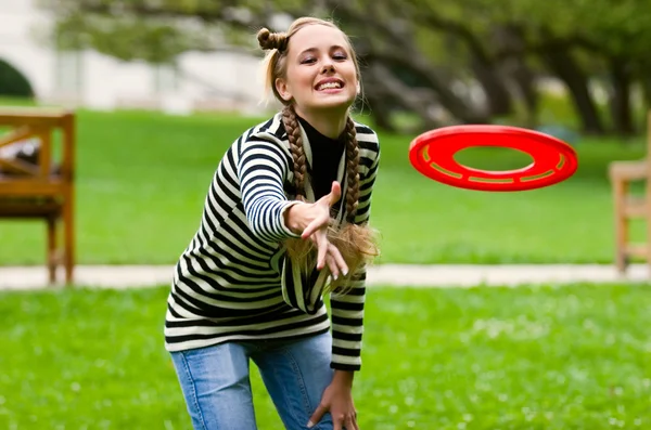 Senhora posando no parque da cidade de verão — Fotografia de Stock