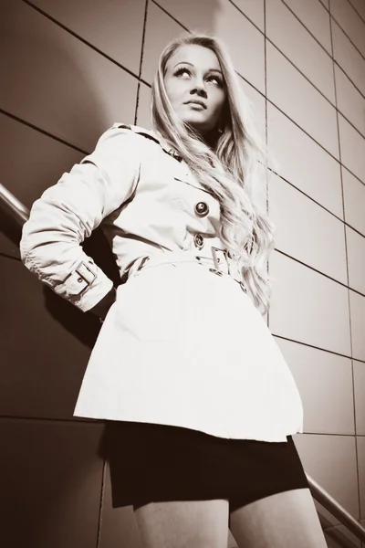 Jeune blonde belle dame sur les escaliers de la ville posant pour des photos de beauté — Photo