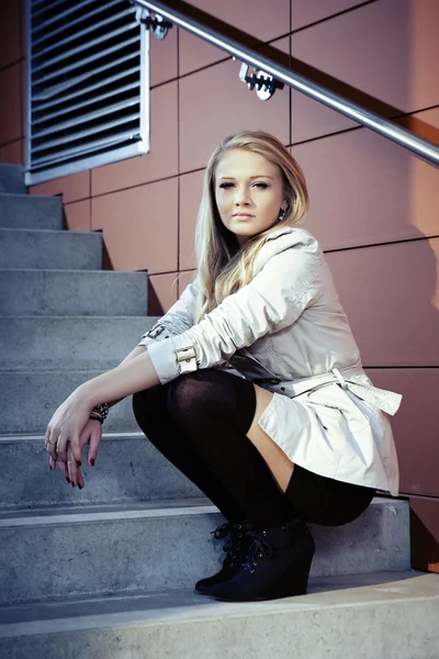 Junge blonde schöne Dame auf der Treppe der Stadt posiert für Schönheitsaufnahmen — Stockfoto