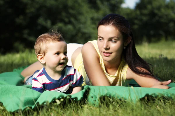 Matka a její syn v letním parku — Stock fotografie