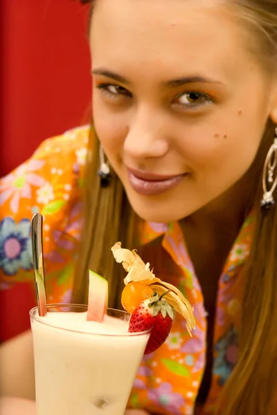 Girl mixing and tasting various drinks and non alcohol beverages — Stock Photo, Image