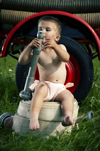 Chlapec a hasičský vůz — Stock fotografie