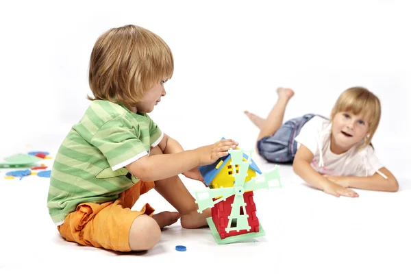 Los niños en el juego con juguetes de espuma de color — Foto de Stock