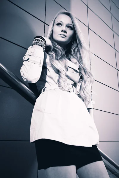 Junge blonde schöne Dame auf der Treppe der Stadt posiert für Schönheitsaufnahmen — Stockfoto