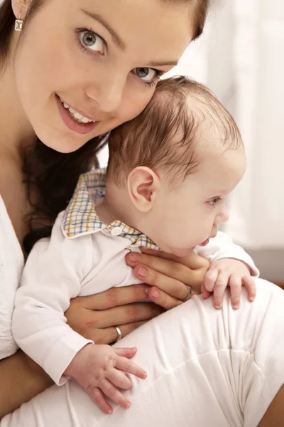 Mamma tar hand om sitt barn — Stockfoto