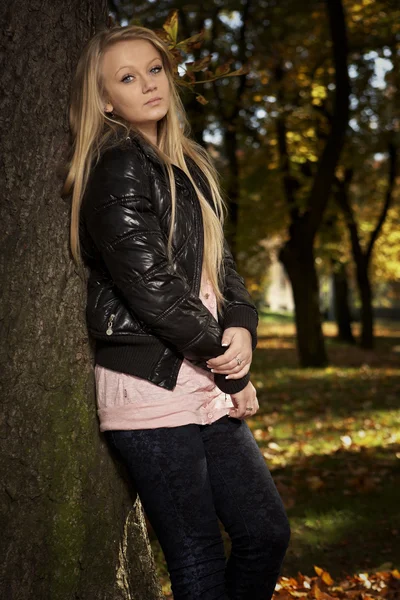 Młoda i piękna dziewczyna pozowanie w parku jesień — Zdjęcie stockowe