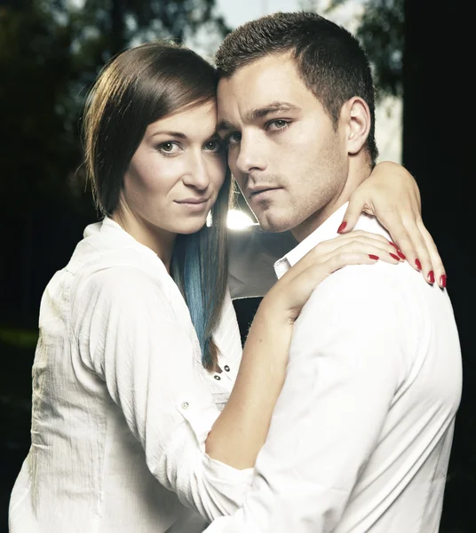 Young couple in autumn city park — Stock Photo, Image