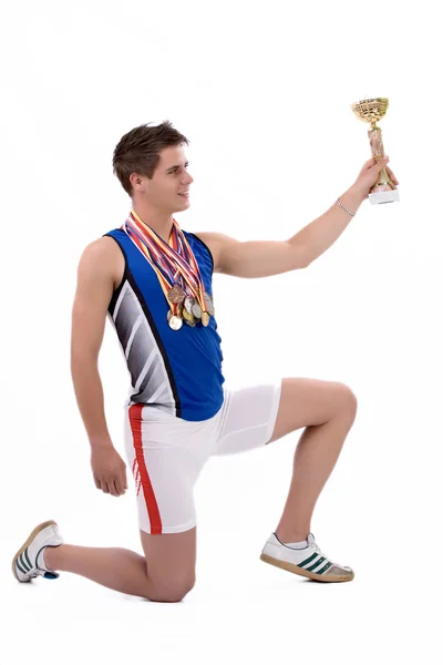 スポーツの多くのメダルとカップを持つ男 — ストック写真