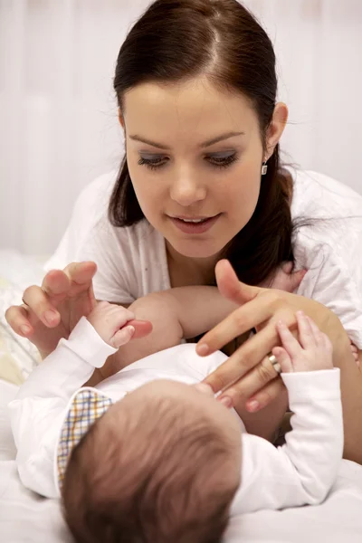 Mutter kümmert sich um ihr Baby — Stockfoto