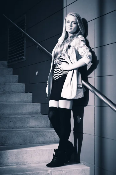 Giovane bionda bella signora sulle scale della città in posa per i colpi di bellezza — Foto Stock