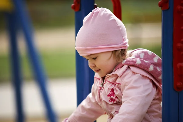 Kleines Mädchen auf Spielplatz spielt mit Mutter — Stockfoto