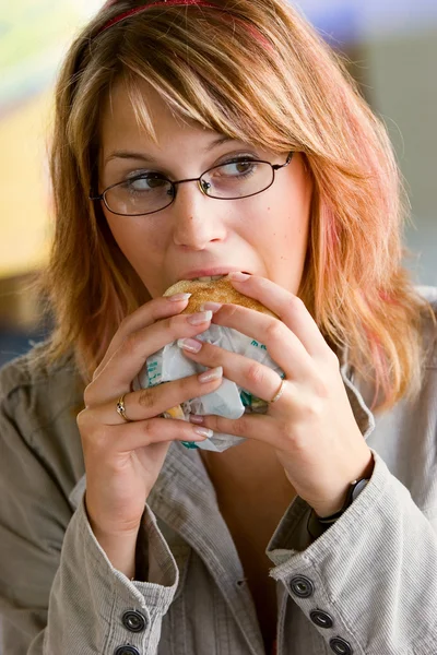 Jovem mulher comendo — Fotografia de Stock