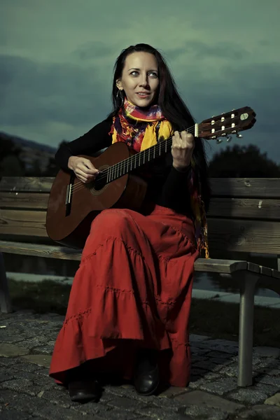 Portrait extérieur de jeu de femmes à la guitare — Photo