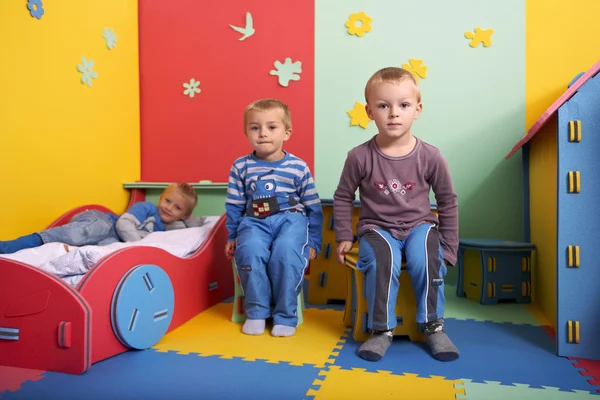 Дети в игре с цветными резиновыми игрушками в студии наслаждаются моментами игр . — стоковое фото