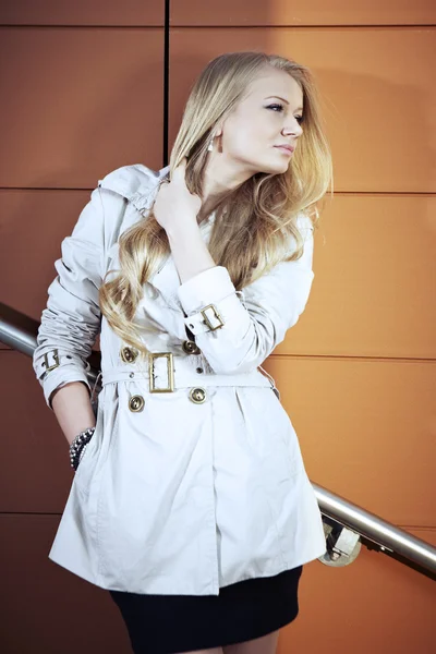 Młoda blondynka piękna Pani na miasto po schodach — Zdjęcie stockowe