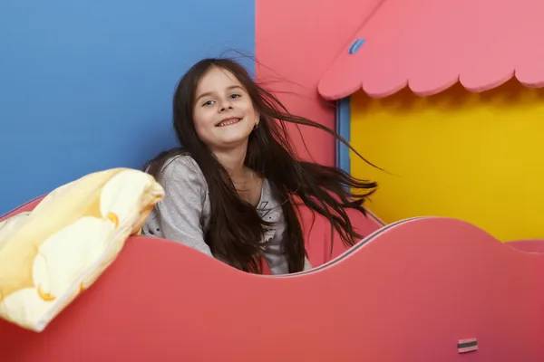 Kinderen spelen met kleur rubber schuim speelgoed in studio genieten van hun momenten van games. — Stockfoto