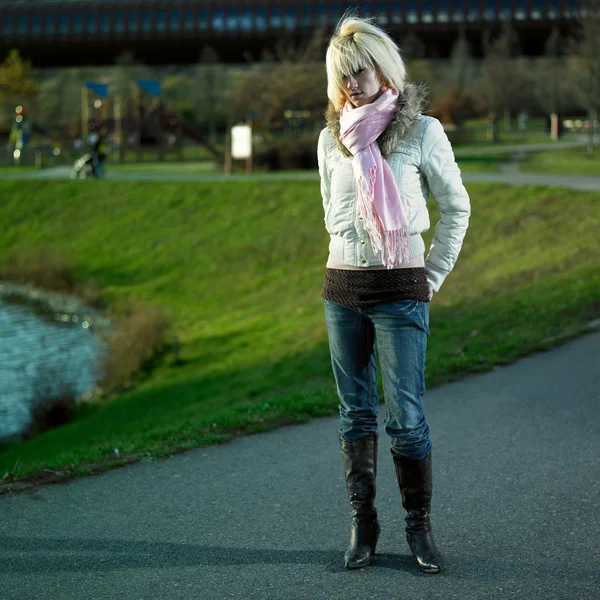 Vrouw poseren in park — Stockfoto