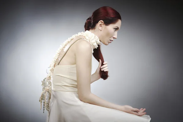 Jeune femme modèle posant dans plusieurs robes — Photo