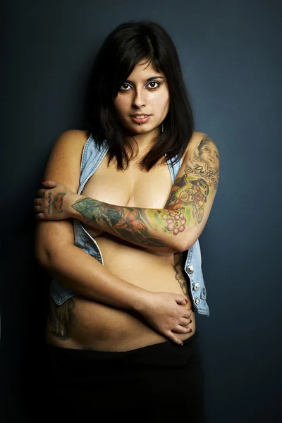 Mujer con muchas artes del tatuaje en su cuerpo — Foto de Stock