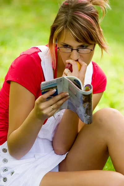 Girl in summer park relaxing — Stock Photo, Image