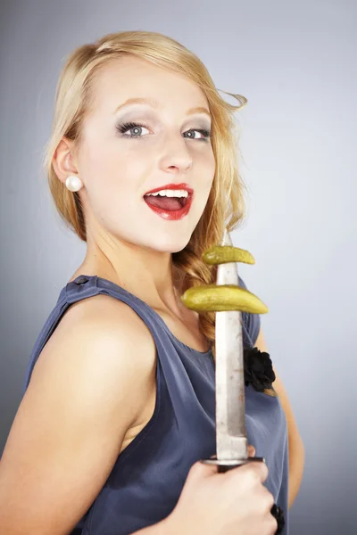 Beleza loira posando em estúdio para moda incomum e retrato glamour — Fotografia de Stock