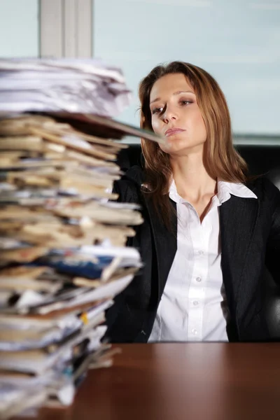 Dame au bureau fatigué de la météo, chaud et beaucoup de travail — Photo