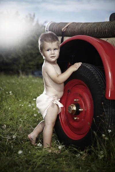 Мальчик и пожарная машина — стоковое фото
