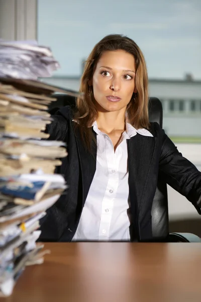 Dame in kantoor moe van het weer, warm en veel werk — Stockfoto