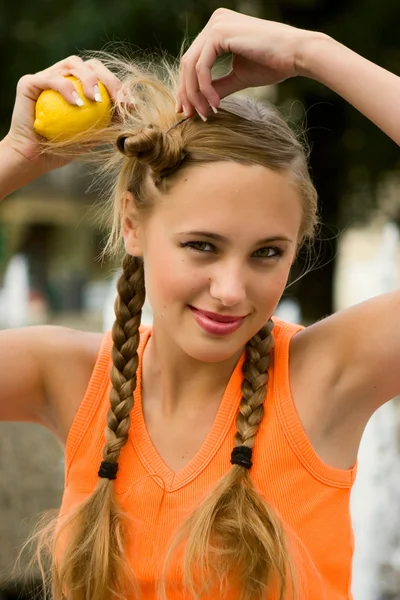 Jeune femme au citron — Photo