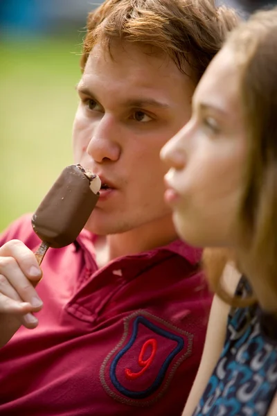 Couple eating ice cream — Stock Photo, Image