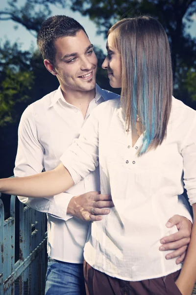 Amante jovem casal desfrutando de data no início do outono parque da cidade , — Fotografia de Stock