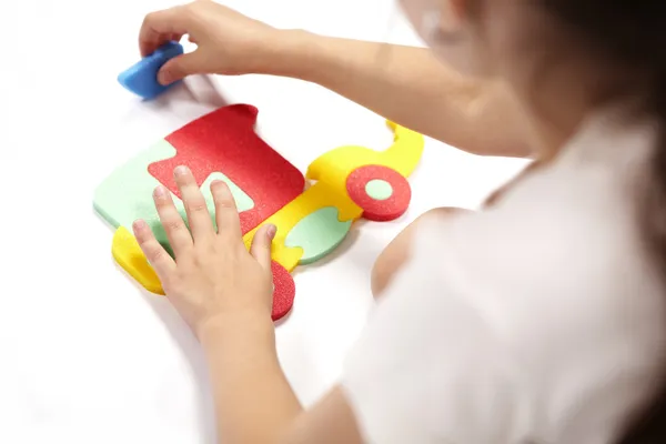 Kinder spielen mit Schaumstoffspielzeug — Stockfoto