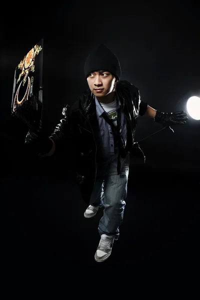 Jonge Aziatische man poseren in studio — Stockfoto