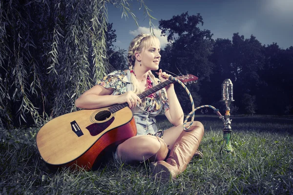 Young hippie lady enjoying summer day in city park — Stock Photo, Image