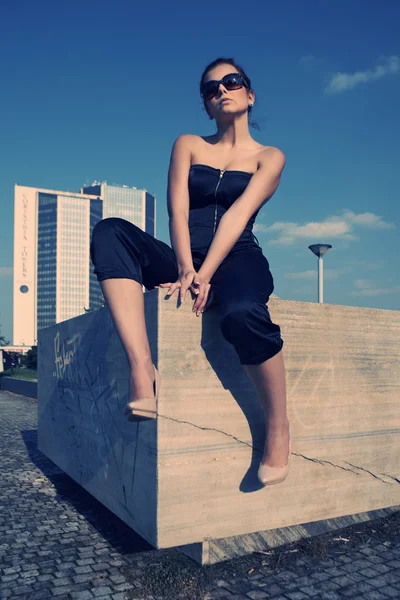 Beautiful young brunette lady posing on city — Stock Photo, Image