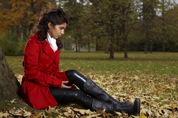 Dame in herfst park — Stockfoto