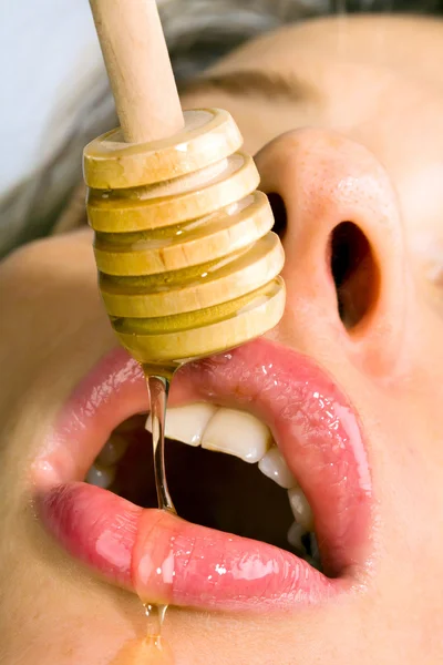 Mouth enjoying sweet and healthy honey — Stock Photo, Image