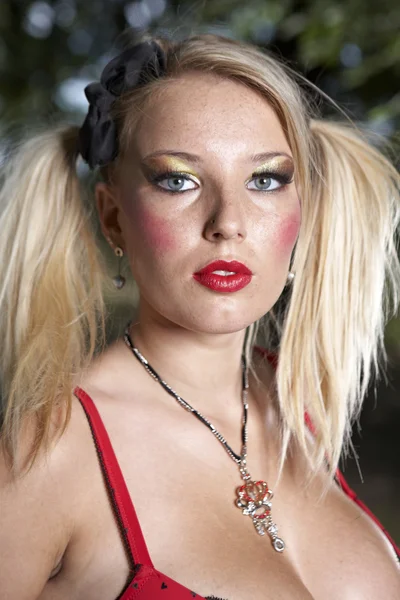 Jonge dame poseren in ongebruikelijke haar en make-up stijl — Stockfoto
