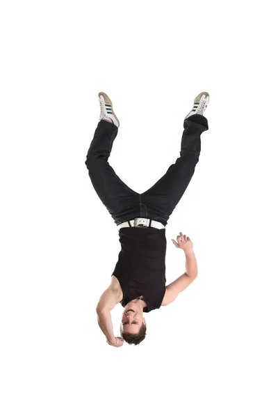 在黑色的裤子和衬衫跳跃和构成在照片工作室的健美男子 — 图库照片