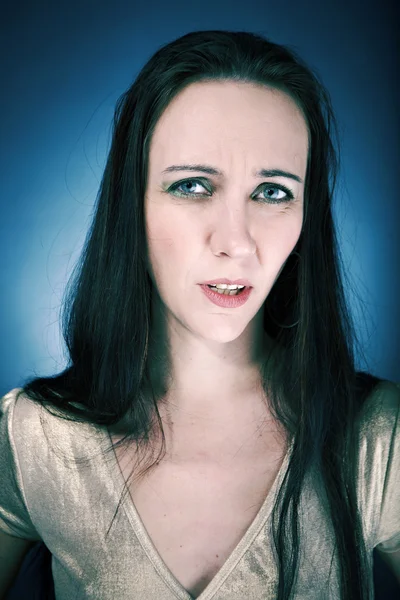Mulher de cabelo preto e suas emoções nocivas mal humoradas — Fotografia de Stock