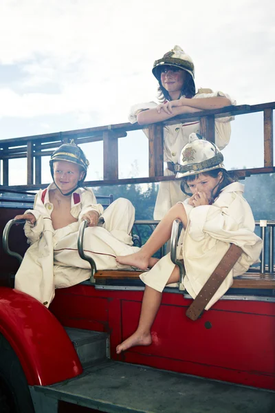 Grupo de crianças posando em retro — Fotografia de Stock