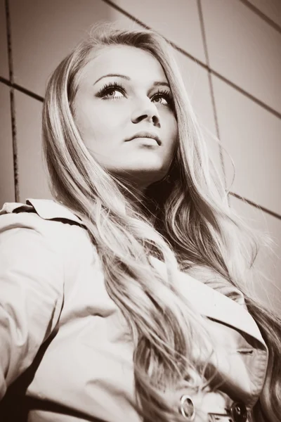 Junge blonde schöne Dame auf der Treppe der Stadt posiert für Schönheitsaufnahmen lizenzfreie Stockfotos