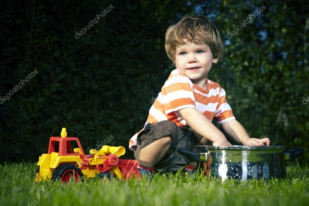 Jungen Spielen Zu Hause In Der Nahe Von Haus Im Garten Mit