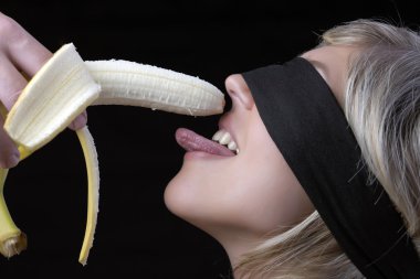 genç adam onun kız arkadaşı muz beslemeleri